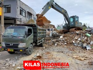 Pasukan TNI Bersihkan Puing Bangunan Akibat Gempa di Sulbar