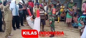 Babinsa Enarotali Bantu Pemda Paniai Salurkan Bansos Korban Banjir 
