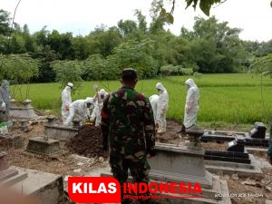 Babinsa Sambi Hadiri Pemakaman Warga Binaan