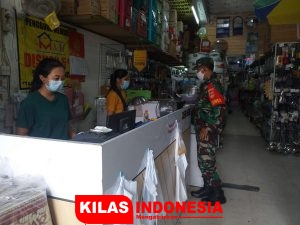 Babinsa Jayengan Laksanakan PPKM di Wilayah Binaanya