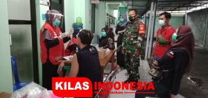 Babinsa Dampingi Vaksinasi Petugas PMI