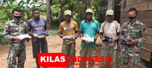 Sambangi Warga, Satgas Yonif 125/Simbisa Bagikan Pakaian Layak Pakai