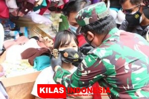 Pantau Prokes, Panglima TNI dan Kapolri Bagikan Masker di Pasar Tanah Abang