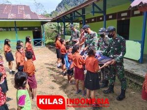 Peduli Pendidikan, Satgas Yonif 642 Bagikan Tas dan Alat Tulis ke Anak-Anak di Perbatasan