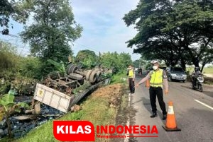 Hindari Jalan Berlubang, Truk Muatan Galon Terguling di Jalan Semarang – Purwodadi