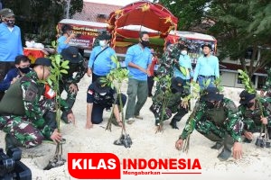 Danjen Kopassus Tanam 500 Mangrove dan Bagikan Sembako di Pulau Karya