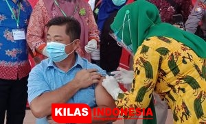 Bupati Hendrata Thes Disuntik ‘Kamuka’ Vaksin Covid-19