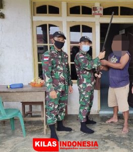 Warga Perbatasan Serahkan Satu Pucuk Senpi ke Satgas Yonif 642/Kapuas
