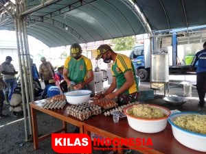 Banjir di Keerom, Satgas Yonif MR 413 Kostrad Gelar Dapur Lapangan Bantu Pengungsi