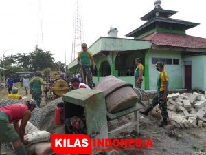 Kompak, Satgas Yonif MR 413 dan Warga Sanggaria Bangun Tempat Wudhu Masjid