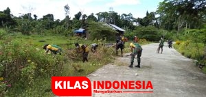 Peduli Lingkungan, Prajurit Yonif MR 413 Kostrad Bersihkan Jalan Kampung Mosso