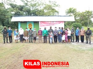 Bantu Kesulitan Umat, Prajurit Satgas Yonif MR 413 Bangun MCK di Gereja Mahanaim