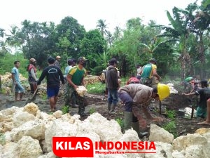 Totalitas Tanpa Batas, Prajurit Yonif MR 413 Kostrad Bantu Bangun Asrama Ponpes di Papua