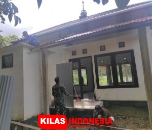 Kompak Dengan Warga, Satgas Yonif 642 Laksanakan Karya Bakti Perehaban Surau