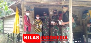 Satgas Pamtas Yonif 642 Distribusikan Hand Sanitizer, Masker dan Vitamin Secara Door To Door