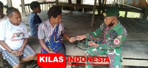 Prajurit TNI Keliling Kampung Cek Kesehatan Masyarakat Papua