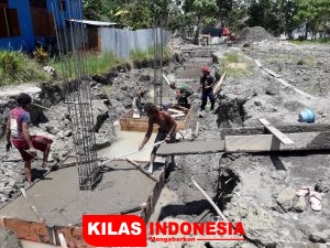 Babinsa Bersama Warga Kampung Batu Zaman Bangun Gereja