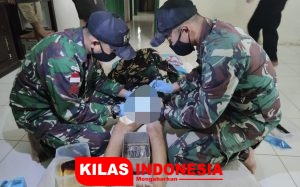 Personel Satgas Yonif 642 Bantu Proses Khitan Warga Desa Lubuk Sabuk