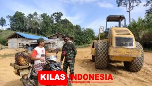 Warga Tolok Keluhkan Jalan, Dandim Sambas Jelaskan Program TMMD