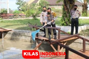 Tingkatkan Ketahanan Pangan, Kapolres PPU Tebar Bibit Ikan Nila