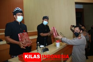 Karena Berprestasi, Kapolri Beri Penghargaan ke Pecalang Bali