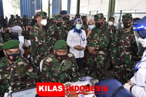 Kasum TNI Tinjau Pelaksanaan Vaksinasi Covid-19 Bagi Ribuan Prajurit TNI di Solo