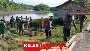 Sukseskan Program TMMD 110, Personel Kodim 1711 dan Warga Gotong Royong Angkut Kayu