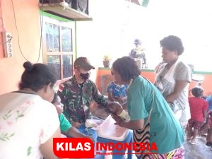 TNI Bantu Masyarakat Papua Melaksanakan Posyandu