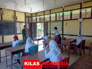 Hadir di Perbatasan, Satgas Yonif 642/Kapuas Bantu Mengajar Siswa SDN 06 Jagoi Babang