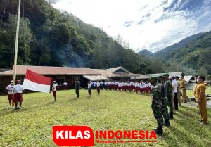 Tumbuhkan Nasionalisme, Satgas TNI Latih Upacara Penaikkan Bendera Bersama Guru dan Murid