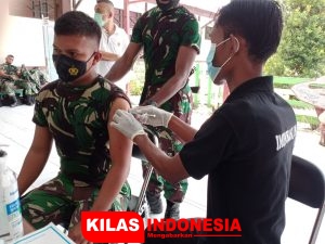 Prajurit TNI Satgas Pamtas Yonif 131/Brs Laksanakan Vaksinasi Covid-19