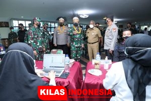 Panglima TNI Tinjau Serbuan Vaksin di Manokwari