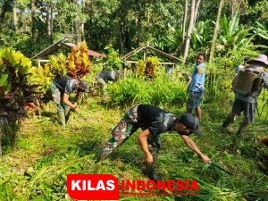 Jelang Paskah, Satgas Pamtas Yonif 642 Bersama Warga Dusun Paub Bersihkan Makam