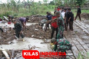 Pasca Banjir, Prajurit TNI Bersama Warga Bersihkan Sungai dan Jembatan
