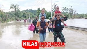 TNI Bantu Warga Terdampak Banjir di Kampung Arso Papua