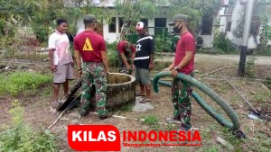 Prajurit TNI dan Warga Perbaiki Sumur Tua di Kampung Skow Mabo Papua