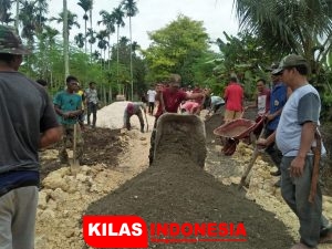 Prajurit TNI Bersama Masyarakat Kampung Koya Koso Papua, Gotong Royong Mengecor Jalan