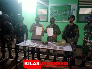 Satgas Pamtas RI-PNG Yonif 131/Braja Sakti Amankan 7 Kantong Plastik Berisikan Ganja