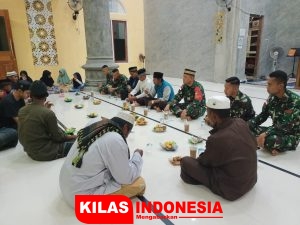 Prajurit Satgas Yonif 131 dan Warga Perbatasan Buka Puasa Bersama