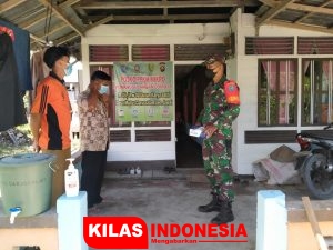 Ingatkan Prokes ke Masyarakat, Babinsa Cek Posko PPKM