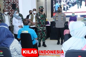 Tinjau Serbuan Vaksinasi Covid-19 di Cilacap, Panglima TNI Ingatkan Protokol Kesehatan