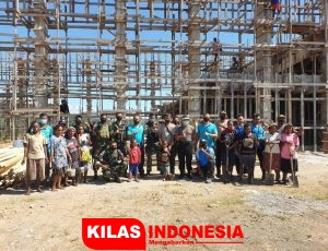 Satgas Pamrahwan Yonif 751/VJS Bersama Warga Karya Bakti Pembangunan Gereja