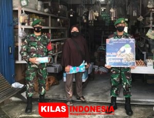 Prajurit Batalyon Infanteri 642 Bagikan Masker di Pasar Sui Durian Sintang