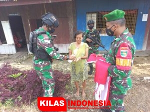 Patroli Simpatik di Kampung Dabra, Satgas TNI Yonif 751 Bagikan Bendera Merah Putih