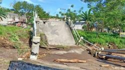 Jembatan Penghubung antardesa di pulau Makian, Halmehera Selatan, Maluku Utara, amruk akibat banjir pada September 2021