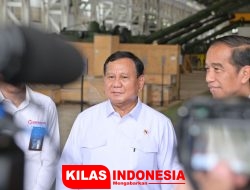Menhan Prabowo Dampingi Presiden RI Tinjau PT Pindad di Bandung   