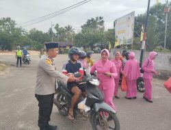 Wujud Kepedulian, Polsek Talbar Bersama Bhayangkari Berbagi Takjil