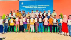 Mewakili Pemkab Halsel Kadis Perkim Ikbal Mustafa Serahkan Sertifikat Warga Kawasi