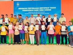 Mewakili Pemkab Halsel Kadis Perkim Ikbal Mustafa Serahkan Sertifikat Warga Kawasi